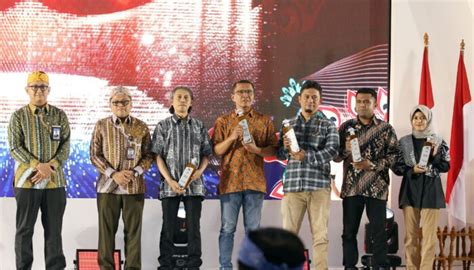 Jurnalis Dialog Indonesia Raih Penghargaan West Java Journalist