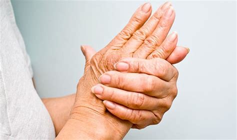 Arthritis pain: Joint pain symptoms caused by cracking and popping knuckles? | Express.co.uk