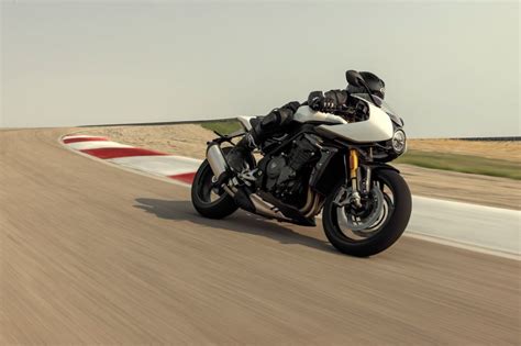 Speed Triple 1200 RR la nuova esclusiva café racer di Triumph Target