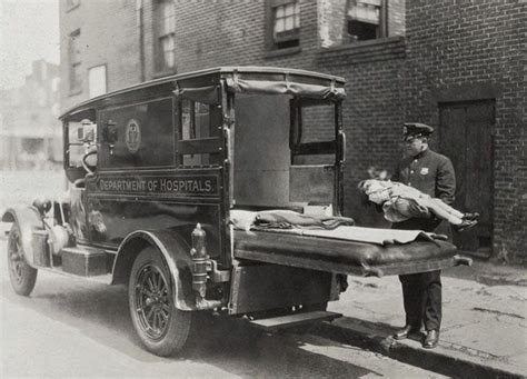 37 Historical Photos That Show Early Ambulances Over 100 Years Ago