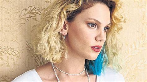 Farah Zeynep Abdullah sarı saça veda etti