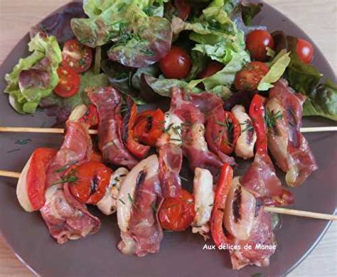 Brochettes de poulet mariné au poivron enroulé de coppa au grill