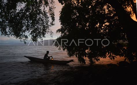 Nelayan Jala Danau Singkarak Antara Foto