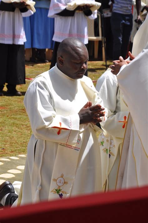 Diácono cego é ordenado sacerdote católico no Quênia Gaudium Press