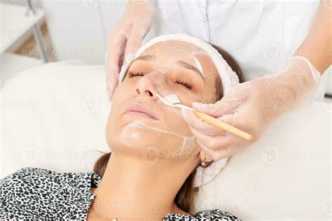 Esteticista Aplicando M Scara De Crema Cosm Tica En La Cara De La Mujer