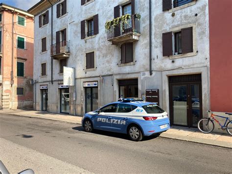 Rapinano Due Giovani Per Strada Arrestati Due Ventenni Daily Verona