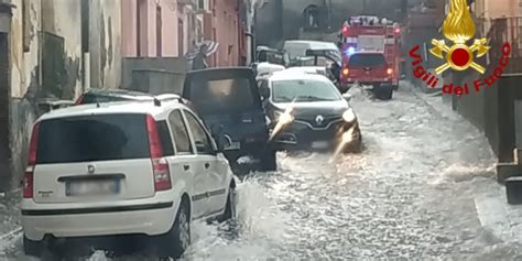 Maltempo In Sicilia Ad Acireale Esonda Un Torrente Le Strade