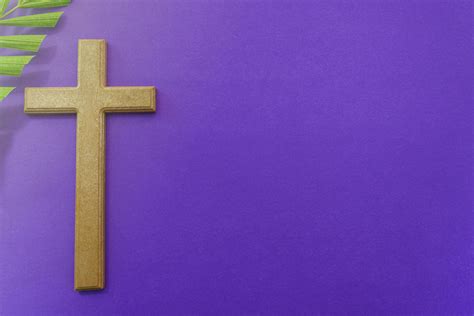 Cross and palm leaves on purple background. Lent season concept ...