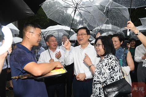 【有片】李家超在四川冒雨選大貓熊 爭取十一前到香港 梅花新聞網