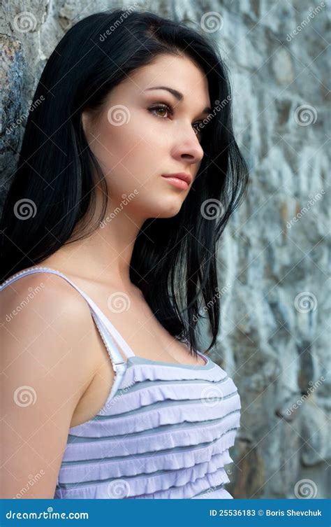 Fille Triste Contre Le Mur Image Stock Image Du Fille Dame 25536183