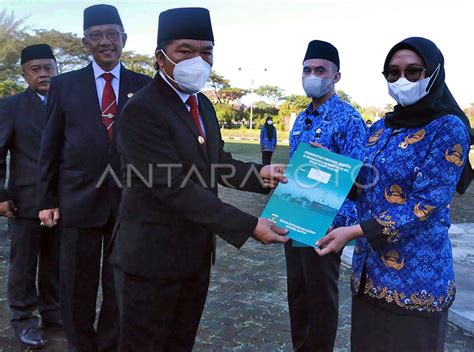 Penyerahan Sk Pengangkatan Cpns Di Banten Antara Foto