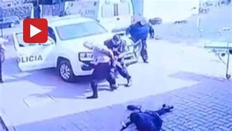 VIDEO Delincuente esposado le arrebató el arma a un policía y lo baleó