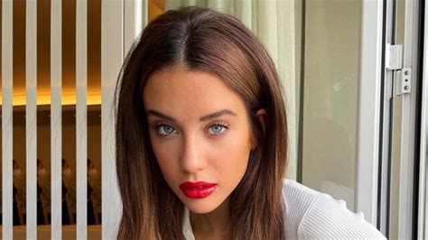 María Pedraza posó recostada con una bikini negra y presumió su bronceado