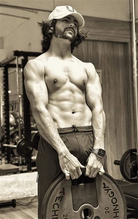 Shirtless Bollywood Men Siddharth Nigam S Half Strip At The Gym Hot Abs Hot Bulge