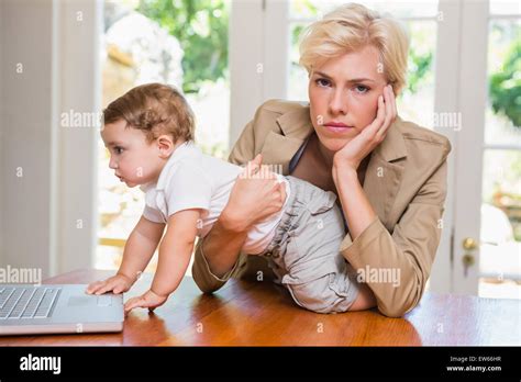Blonde Frau Mit Seinem Sohn Mit Laptop Stockfotografie Alamy