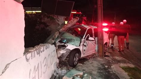 Uma Pessoa Morre E Duas Ficam Feridas Após Carro Bater Em Muro Em