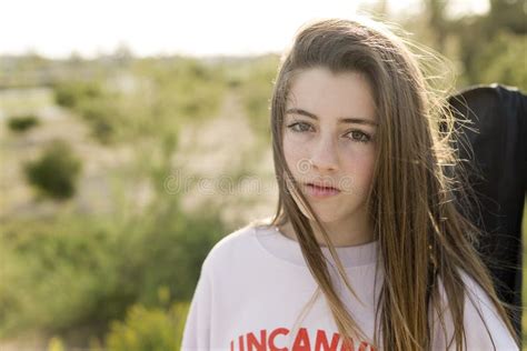 Portrait D Une Adolescente De 15 Ans Image Stock Image Du Centrales