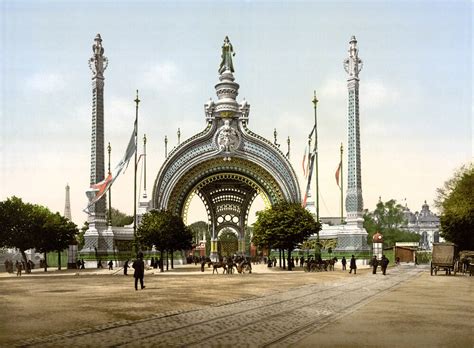 Entrada principal a la Exposición Universal de París el año 1900 en