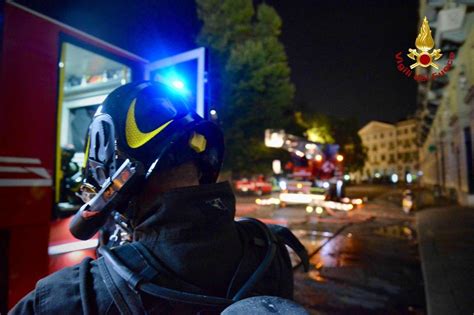 Napoli Incendio All Alba In Un Appartamento Due Feriti Gravi