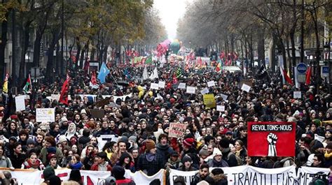 Miles De Personas Se Manifiestan En Contra De La Política De Macron