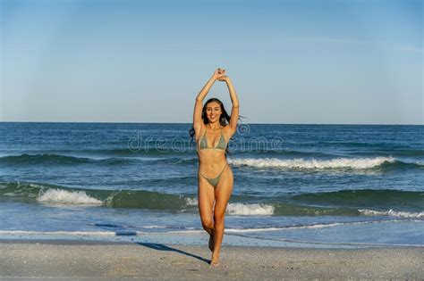 Precioso Bikini De Raza Mixta Modelo Posando Al Aire Libre En Una Playa Del Caribe Imagen De