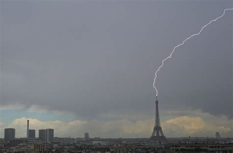 Paris La Tour Eiffel Nouveau Frapp E Par La Foudre Mercredi