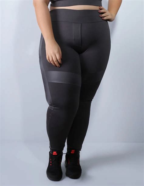 Calça Legging Preta Plus Size Com Recortes De Cirrê Fitmoda