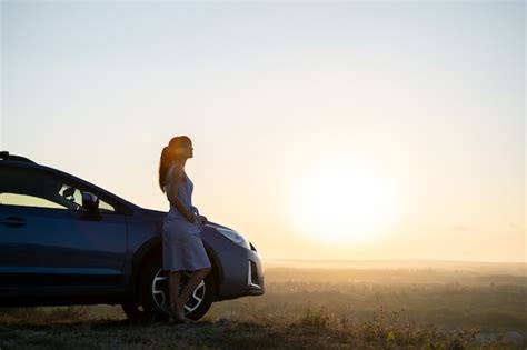 Joven Conductora Feliz Descansando Cerca De Su Coche Disfrutando De La