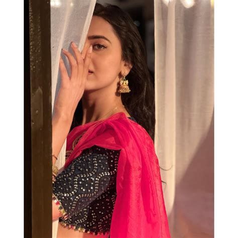 Naagin 6 Tejasswi Prakash Flaunts Her Sultry Side In Low Waist Saree Bf Karan Kundrra Is Dead