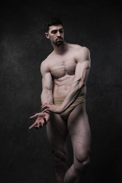 Modelo Masculino De Culturismo De Pie Con Un Cuerpo Musculoso Foto