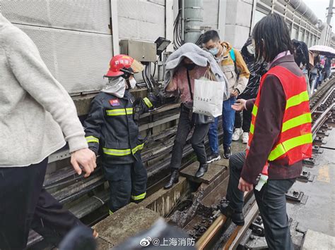 上海地铁11号线因短路出现火光？后方列车乘客还原现场情况浦江头条澎湃新闻 The Paper