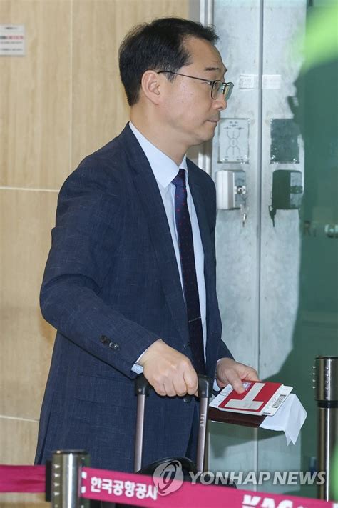 출국하는 김건 한반도평화교섭본부장 연합뉴스