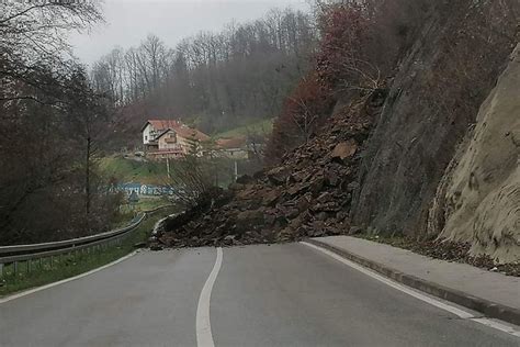 STANOVNICI U OČAJU Veliki odron kamenja na glavnoj cesti prema Humu na