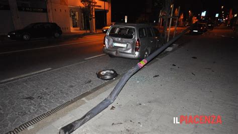 Via Colombo Ruba L Auto Della Madre E Si Schianta Ilpiacenza