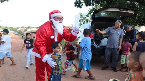 Pol Cia Militar Entrega Brinquedos E Cestas B Sicas Para Fam Lias De Mt