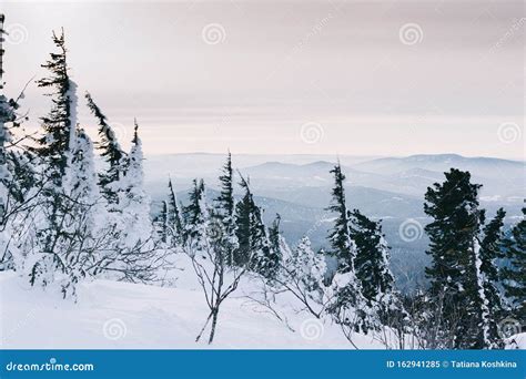 Зимние заснеженные горы стоковое изображение изображение насчитывающей