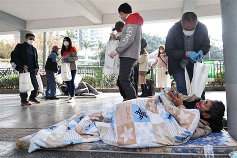 圖集｜疫情無情人有情！港醫療集團向露宿者派發逾百包抗疫用品