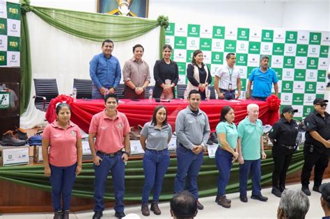 Funcionarios Del Gad Montecristi Reciben Uniformes Y M S Beneficios