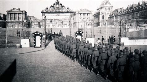 Drapeau nazi œuvres cachées dégradations Une mini série montre le