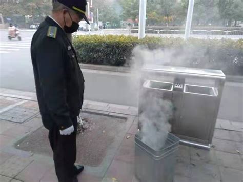 东风路街道巡防队员，及时扑灭冒烟垃圾桶 大河新闻