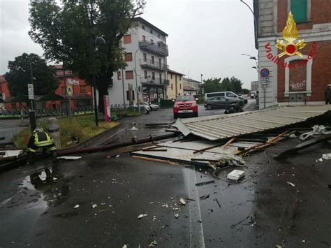 Strade Allagate E Tetti Scoperchiati I Danni Del Temporale In