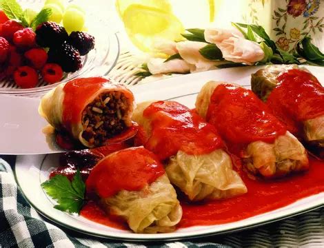 Sărmăluţe în foi de varză cu sos de roşii Retete culinare Romanesti