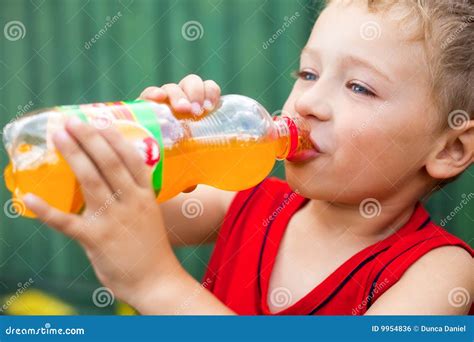 Muchacho Que Bebe Soda En Botella Malsana Foto De Archivo Imagen De