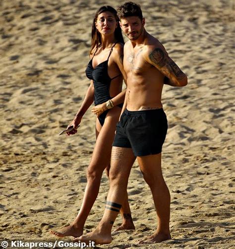 Belen Rodriguez Felice Con Stefano De Martino La Famiglia Finalmente