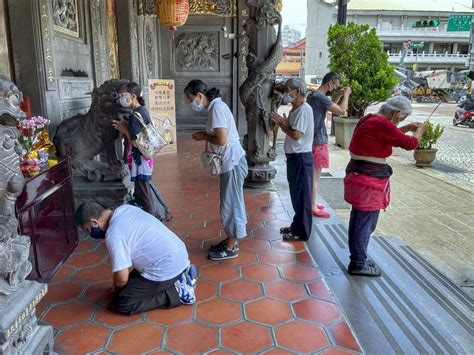 國內covid 19疫情嚴峻，全國三級警戒延長至7月12日，各地宗教寺廟暫不開放進入，30日台北市保安宮仍有不少信眾在門外上香，祈求平安