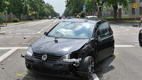 Heidelberg Verletzte Bei Einem Unfall An Der Einm Ndung R Merstra E