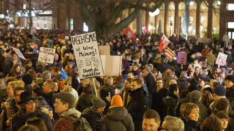 Menschen Bei Demo Gegen Rechts In Wiesbaden