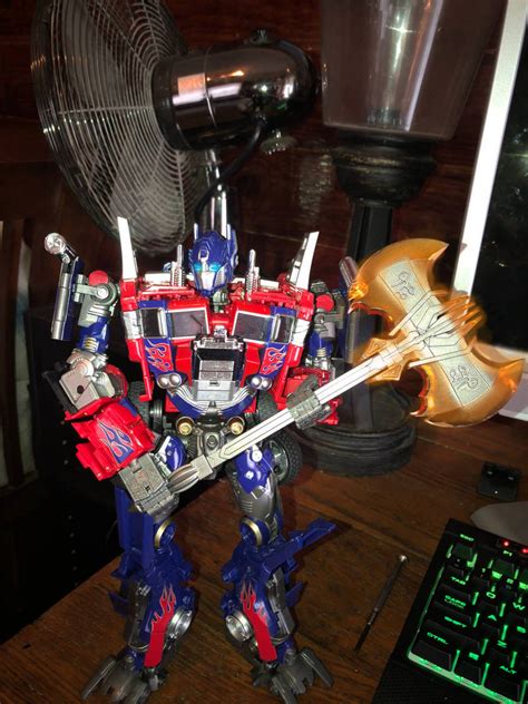 optimus prime and his axe by GODZILLA3000Da on DeviantArt