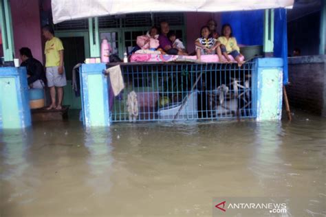 Ratusan Rumah Di Karawang Jabar Terendam Banjir Antara News