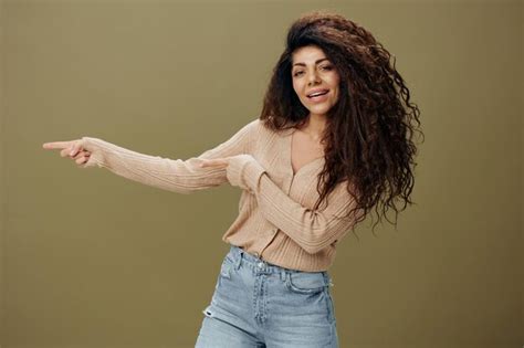 Hey mira aquí el concepto disfruté de una sonriente mujer latina rizada y bronceada en cosas